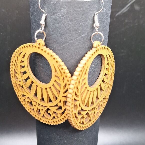 ROUND ornament style wood boho earrings - Picture 3 of 5